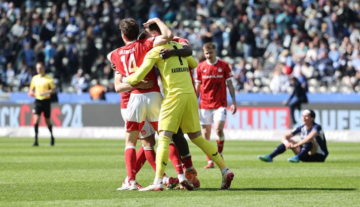 FCK Spieler jubeln nach Spielende, re. Fabian Reese enttäuscht Fußball Fussball DFL 2.Bundesliga Herren 29. Spieltag Saison 2025 2026 11.04.2026 Hertha BSC Berlin vs. 1.FC Kaiserslautern FCK DFL regulations prohibit any use of photographs as image sequences and or quasi-video