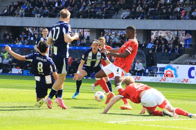 DEU, DFL, 2. FBL, Hertha BSC vs. 1.FC Kaiserslautern, 11.04.2026, Berliner Olympiastadion, Berlin, DEU, DFL, 2. FBL, Hertha BSC vs. 1.FC Kaiserslautern, im Bild Fabian Reese (Hertha BSC Berlin 11), , MAXWELL GYAMFI (1.FC Kaiserslautern 4), Marten Winkler (Hertha BSC Berlin 22), Mika Haas (1.FC Kaiserslautern 22)Kevin Sessa (Hertha BSC Berlin 8) DFL - regulations prohibit any use of Photographs as image sequences and or quasi-video