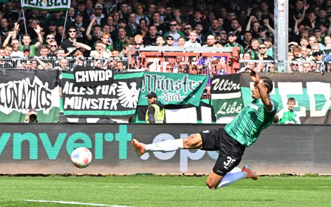 11.04.2026 - Fussball - Saison 2025 2026 - 2. Fussball - Bundesliga - 29. Spieltag: SC Preußen Preussen Münster SCP - SpVgg Greuther Fürth SGF ( Kleeblatt ) - Sportfoto Zink MeZi - xmexzix - DFL regulations prohibit any use of photographs as image sequences and or quasi-video - only for editorial use - Etienne Amenyido (30, Preußen Münster ) vergibt Torchance