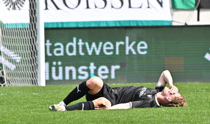 11.04.2026 - Fussball - Saison 2025 2026 - 2. Fussball - Bundesliga - 29. Spieltag: SC Preußen Preussen Münster SCP - SpVgg Greuther Fürth SGF ( Kleeblatt ) - Sportfoto Zink MeZi - xmexzix - DFL regulations prohibit any use of photographs as image sequences and or quasi-video - only for editorial use - Marco John (24, SpVgg Greuther Fürth ) verletzt Verletzung angeschlagen am Boden