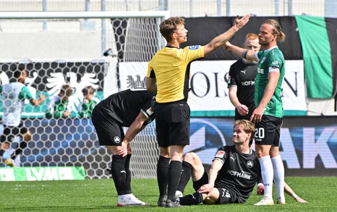11.04.2026 - Fussball - Saison 2025 2026 - 2. Fussball - Bundesliga - 29. Spieltag: SC Preußen Preussen Münster SCP - SpVgg Greuther Fürth SGF ( Kleeblatt ) - Sportfoto Zink MeZi - xmexzix - DFL regulations prohibit any use of photographs as image sequences and or quasi-video - only for editorial use - Marco John (24, SpVgg Greuther Fürth ) verletzt Verletzung angeschlagen am Boden