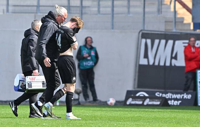 11.04.2026 - Fussball - Saison 2025 2026 - 2. Fussball - Bundesliga - 29. Spieltag: SC Preußen Preussen Münster SCP - SpVgg Greuther Fürth SGF ( Kleeblatt ) - Sportfoto Zink MeZi - xmexzix - DFL regulations prohibit any use of photographs as image sequences and or quasi-video - only for editorial use - Marco John (24, SpVgg Greuther Fürth ) verletzt Verletzung
