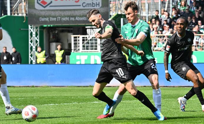 11.04.2026 - Fussball - Saison 2025 2026 - 2. Fussball - Bundesliga - 29. Spieltag: SC Preußen Preussen Münster SCP - SpVgg Greuther Fürth SGF ( Kleeblatt ) - Sportfoto Zink - xwoxzix - DFL regulations prohibit any use of photographs as image sequences and or quasi-video - only for editorial use - Branimir Hrgota (10, SpVgg Greuther Fürth ) Niko Koulis (24, Preußen Münster )