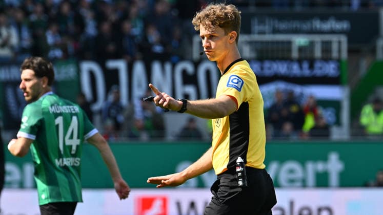 11.04.2026 - Fussball - Saison 2025 2026 - 2. Fussball - Bundesliga - 29. Spieltag: SC Preußen Preussen Münster SCP - SpVgg Greuther Fürth SGF ( Kleeblatt ) - Sportfoto Zink - xwoxzix - DFL regulations prohibit any use of photographs as image sequences and or quasi-video - only for editorial use - Jarno Wienefeld (Schiedsrichter)