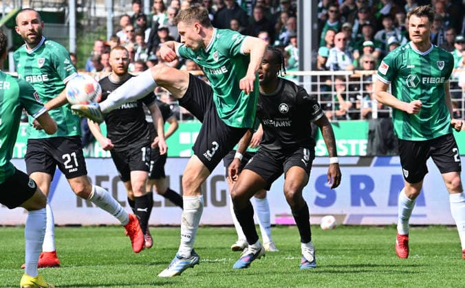 11.04.2026 - Fussball - Saison 2025 2026 - 2. Fussball - Bundesliga - 29. Spieltag: SC Preußen Preussen Münster SCP - SpVgg Greuther Fürth SGF ( Kleeblatt ) - Sportfoto Zink - xwoxzix - DFL regulations prohibit any use of photographs as image sequences and or quasi-video - only for editorial use - Paul Jaeckel (3, Preußen Münster ) vor Noel Futkeu (9, SpVgg Greuther Fürth )