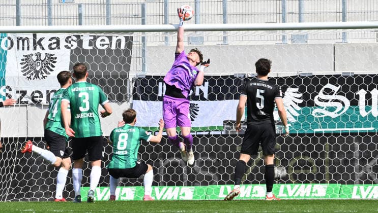 11.04.2026 - Fussball - Saison 2025 2026 - 2. Fussball - Bundesliga - 29. Spieltag: SC Preußen Preussen Münster SCP - SpVgg Greuther Fürth SGF ( Kleeblatt ) - Sportfoto Zink - xwoxzix - DFL regulations prohibit any use of photographs as image sequences and or quasi-video - only for editorial use - Silas Prüfrock (43, SpVgg Greuther Fürth ) wehrt ab