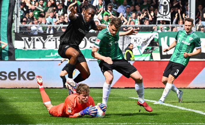 11.04.2026 - Fussball - Saison 2025 2026 - 2. Fussball - Bundesliga - 29. Spieltag: SC Preußen Preussen Münster SCP - SpVgg Greuther Fürth SGF ( Kleeblatt ) - Sportfoto Zink - xwoxzix - DFL regulations prohibit any use of photographs as image sequences and or quasi-video - only for editorial use - Noel Futkeu (9, SpVgg Greuther Fürth ) gegen Johannes Schenk (1, Preußen Münster ) Niko Koulis (24, Preußen Münster )