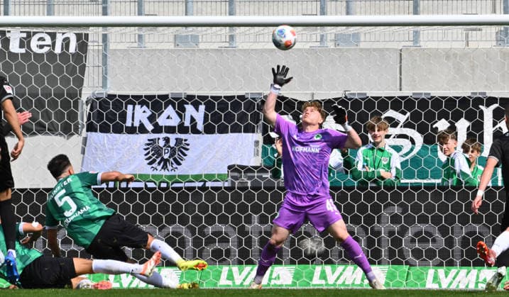 11.04.2026 - Fussball - Saison 2025 2026 - 2. Fussball - Bundesliga - 29. Spieltag: SC Preußen Preussen Münster SCP - SpVgg Greuther Fürth SGF ( Kleeblatt ) - Sportfoto Zink - xwoxzix - DFL regulations prohibit any use of photographs as image sequences and or quasi-video - only for editorial use - Yassine Bouchama (5, Preußen Münster ) Silas Prüfrock (43, SpVgg Greuther Fürth ) Chance Torchance