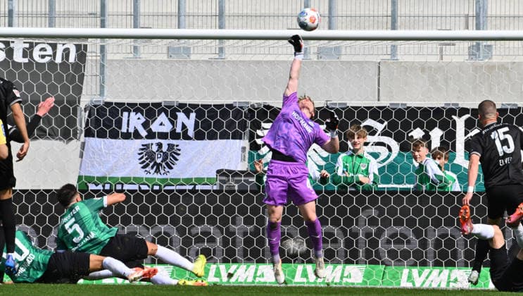 11.04.2026 - Fussball - Saison 2025 2026 - 2. Fussball - Bundesliga - 29. Spieltag: SC Preußen Preussen Münster SCP - SpVgg Greuther Fürth SGF ( Kleeblatt ) - Sportfoto Zink - xwoxzix - DFL regulations prohibit any use of photographs as image sequences and or quasi-video - only for editorial use - Yassine Bouchama (5, Preußen Münster ) Silas Prüfrock (43, SpVgg Greuther Fürth ) Chance Torchance