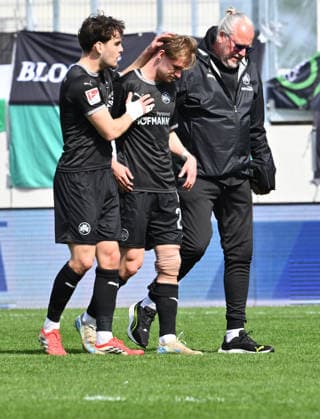 11.04.2026 - Fussball - Saison 2025 2026 - 2. Fussball - Bundesliga - 29. Spieltag: SC Preußen Preussen Münster SCP - SpVgg Greuther Fürth SGF ( Kleeblatt ) - Sportfoto Zink - xwoxzix - DFL regulations prohibit any use of photographs as image sequences and or quasi-video - only for editorial use - Marco John (24, SpVgg Greuther Fürth ) muss aufgeben - verletzt Verletzung - Reno Münz Muenz (5, SpVgg Greuther Fürth ) Dr. Ekkehardt Templer ( Mannschaftsarzt SpVgg Greuther Fürth )