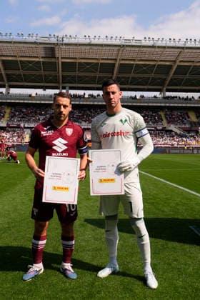 Torino™s Nikola Vlasic and Verona™s goalkeeper Lorenzo Montipo during the Serie A soccer match between Torino Fc and Hellas Verona at the Stadio Olimpico Grande Torino in Turin, north west Italy - April 11, 2026. - Soccer  Copyright: xFabioxFerrari LaPressex