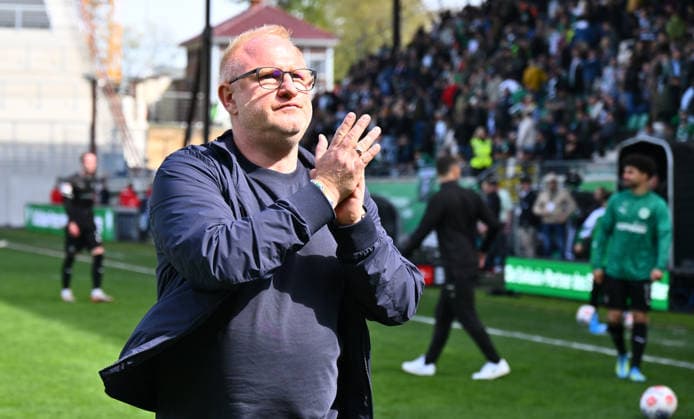 11.04.2026 - Fussball - Saison 2025 2026 - 2. Fussball - Bundesliga - 29. Spieltag: SC Preußen Preussen Münster SCP - SpVgg Greuther Fürth SGF ( Kleeblatt ) - Sportfoto Zink - xwoxzix - DFL regulations prohibit any use of photographs as image sequences and or quasi-video - only for editorial use - Heiko Vogel ( Trainer SpVgg Greuther Fürth ) applaudiert klatscht zu Greutherfürthfans Fans Fanblock Kleeblattfans nach Spielende
