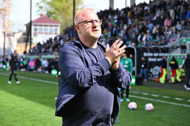 11.04.2026 - Fussball - Saison 2025 2026 - 2. Fussball - Bundesliga - 29. Spieltag: SC Preußen Preussen Münster SCP - SpVgg Greuther Fürth SGF ( Kleeblatt ) - Sportfoto Zink - xwoxzix - DFL regulations prohibit any use of photographs as image sequences and or quasi-video - only for editorial use - Heiko Vogel ( Trainer SpVgg Greuther Fürth ) applaudiert klatscht zu Greutherfürthfans Fans Fanblock Kleeblattfans nach Spielende