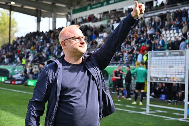 11.04.2026 - Fussball - Saison 2025 2026 - 2. Fussball - Bundesliga - 29. Spieltag: SC Preußen Preussen Münster SCP - SpVgg Greuther Fürth SGF ( Kleeblatt ) - Sportfoto Zink - xwoxzix - DFL regulations prohibit any use of photographs as image sequences and or quasi-video - only for editorial use - Heiko Vogel ( Trainer SpVgg Greuther Fürth ) Daumen hoch Daumen nach oben Richtung Greutherfürthfans Fans Fanblock Kleeblattfans nach Spielende