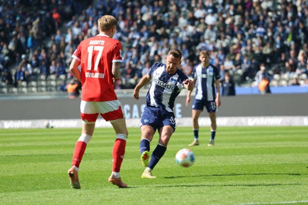BERLIN, DEUTSCHLAND - APRIL 11: Paul Seguin (Hertha, 30) shoots at the goal against Norman Bassette (Kaiserslautern, 17), during the match in the 2. German Bundesliga: Hertha BSC - 1. FC Kaiserslautern at Olympiastadion on matchday 29 on April 11, 2026 in Berlin, Deutschland. DFB regulations prohibit any use of photographs as image sequences and or quasi video. Berlin Deutschland Copyright: xO.Frankex