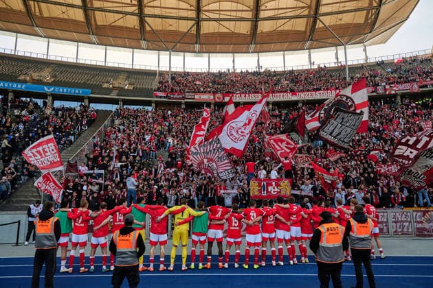 1. FC Kaiserslautern jubelt ueber Sieg, mit Fans, GER, Hertha BSC vs. ,1. FC Kaiserslautern, 2. Bundesliga, Saison 2025 2026, 29. Spieltag, 11.04.2026 (DFL REGULATIONS PROHIBIT ANY USE OF PHOTOGRAPHS AS IMAGE SEQUENCES AND OR QUASI - VIDEO). GER, Hertha BSC vs. ,1. FC Kaiserslautern, 2. Bundesliga, Saison 2025 2026, 29. Spieltag, 11.04.2026 Berlin