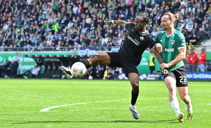 11.04.2026 - Fussball - Saison 2025 2026 - 2. Fussball - Bundesliga - 29. Spieltag: SC Preußen Preussen Münster SCP - SpVgg Greuther Fürth SGF ( Kleeblatt ) - Sportfoto Zink MeZi - xmexzix - DFL regulations prohibit any use of photographs as image sequences and or quasi-video - only for editorial use - Noel Futkeu (9, SpVgg Greuther Fürth ) Jannis Heuer (22, Preußen Münster, rechts )