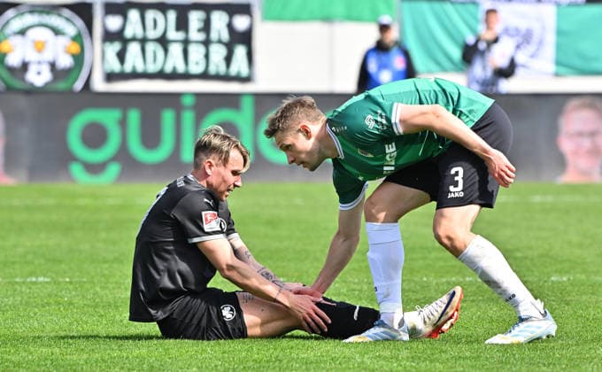 11.04.2026 - Fussball - Saison 2025 2026 - 2. Fussball - Bundesliga - 29. Spieltag: SC Preußen Preussen Münster SCP - SpVgg Greuther Fürth SGF ( Kleeblatt ) - Sportfoto Zink MeZi - xmexzix - DFL regulations prohibit any use of photographs as image sequences and or quasi-video - only for editorial use - Felix Klaus (30, SpVgg Greuther Fürth ) Paul Jaeckel (3, Preußen Münster, rechts )