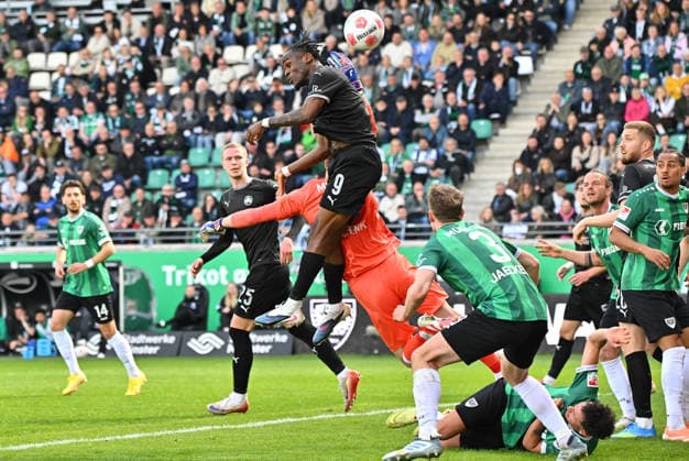 11.04.2026 - Fussball - Saison 2025 2026 - 2. Fussball - Bundesliga - 29. Spieltag: SC Preußen Preussen Münster SCP - SpVgg Greuther Fürth SGF ( Kleeblatt ) - Sportfoto Zink MeZi - xmexzix - DFL regulations prohibit any use of photographs as image sequences and or quasi-video - only for editorial use - Noel Futkeu (9, SpVgg Greuther Fürth ) vor Johannes Schenk (1, Preußen Münster )