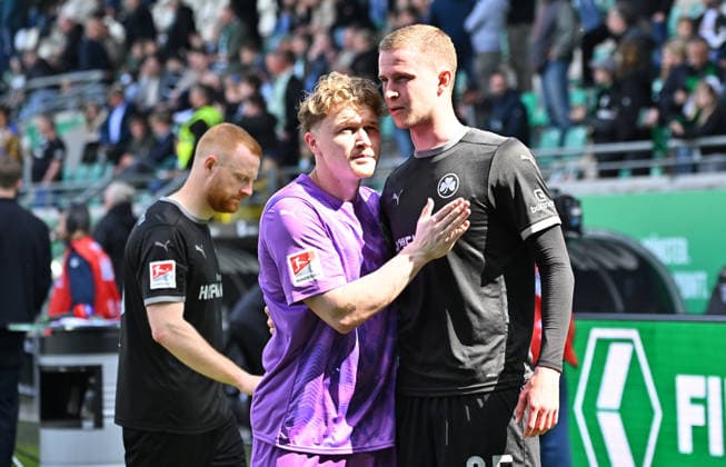 11.04.2026 - Fussball - Saison 2025 2026 - 2. Fussball - Bundesliga - 29. Spieltag: SC Preußen Preussen Münster SCP - SpVgg Greuther Fürth SGF ( Kleeblatt ) - Sportfoto Zink MeZi - xmexzix - DFL regulations prohibit any use of photographs as image sequences and or quasi-video - only for editorial use - Silas Prüfrock (43, SpVgg Greuther Fürth ) Brynjar Ingi Bjarnason (25, SpVgg Greuther Fürth, rechts ) enttäuscht Enttäuschung nach Spielende