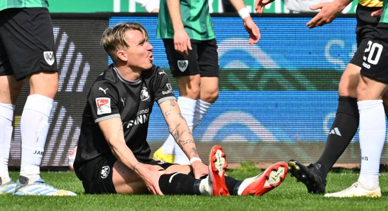 11.04.2026 - Fussball - Saison 2025 2026 - 2. Fussball - Bundesliga - 29. Spieltag: SC Preußen Preussen Münster SCP - SpVgg Greuther Fürth SGF ( Kleeblatt ) - Sportfoto Zink - xwoxzix - DFL regulations prohibit any use of photographs as image sequences and or quasi-video - only for editorial use - Felix Klaus (30, SpVgg Greuther Fürth ) angeschlagen am Boden