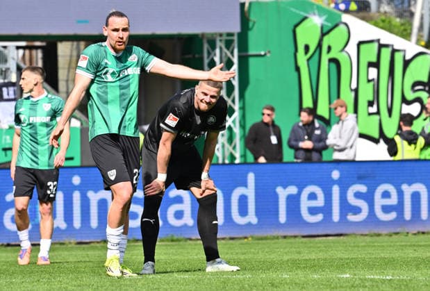 11.04.2026 - Fussball - Saison 2025 2026 - 2. Fussball - Bundesliga - 29. Spieltag: SC Preußen Preussen Münster SCP - SpVgg Greuther Fürth SGF ( Kleeblatt ) - Sportfoto Zink - xwoxzix - DFL regulations prohibit any use of photographs as image sequences and or quasi-video - only for editorial use - Jannis Heuer (22, Preußen Münster ) Jan Elvedi (15, SpVgg Greuther Fürth ) nach Spielende