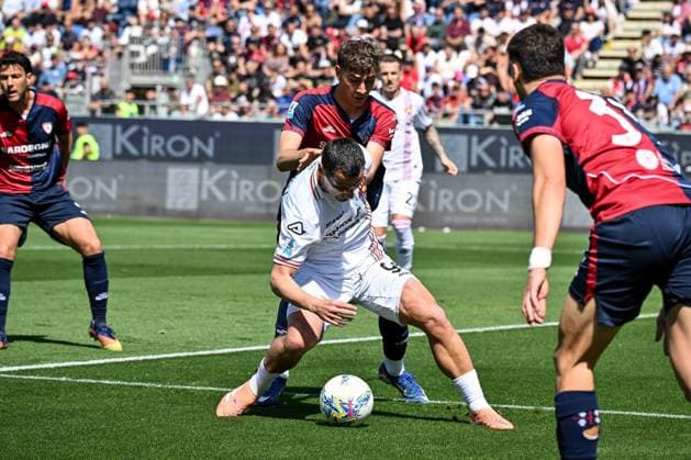 Federico Bonazzoli of US Cremonese during Cagliari Calcio vs US Cremonese, Italian soccer Serie A match in Cagliari, Italy, April 11 2026  Copyright: xLuigixCanu IPAxSportx xipa-agency.netx xx IPA_73885439 IPA_Agency_IPA73885439