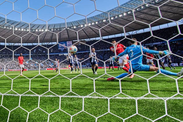 Mergim Berisha (1. FC Kaiserslautern, 20), Torschuss, Hintertorkamera, GER, Hertha BSC vs. ,1. FC Kaiserslautern, 2. Bundesliga, Saison 2025 2026, 29. Spieltag, 11.04.2026 (DFL REGULATIONS PROHIBIT ANY USE OF PHOTOGRAPHS AS IMAGE SEQUENCES AND OR QUASI - VIDEO). GER, Hertha BSC vs. ,1. FC Kaiserslautern, 2. Bundesliga, Saison 2025 2026, 29. Spieltag, 11.04.2026 Berlin