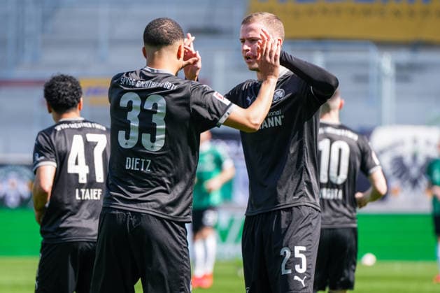 Deutschland: Fussball 2. Bundesliga, Saison 2025 26, 29. Spieltag, Preußen Münster vs SpVgg Greuther Fürth, 11.04.2026, LVM Preußenstadion (Münster, Nordrhein-Westfalen) Maximilian Dietz (SpVgg Greuther Fürth, 33) Brynjar Ingi Bjarnason (SpVgg Greuther Fürth, 25)
