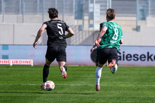 Deutschland: Fussball 2. Bundesliga, Saison 2025 26, 29. Spieltag, Preußen Münster vs SpVgg Greuther Fürth, 11.04.2026, LVM Preußenstadion (Münster, Nordrhein-Westfalen) Reno Münz (SpVgg Greuther Fürth, 5) Joshua Mees (Preußen Münster, 8)