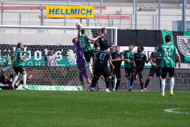 Deutschland: Fussball 2. Bundesliga, Saison 2025 26, 29. Spieltag, Preußen Münster vs SpVgg Greuther Fürth, 11.04.2026, LVM Preußenstadion (Münster, Nordrhein-Westfalen) Silas Prüfrock (SpVgg Greuther Fürth, 43) Jannis Heuer (Preußen Münster, 22)