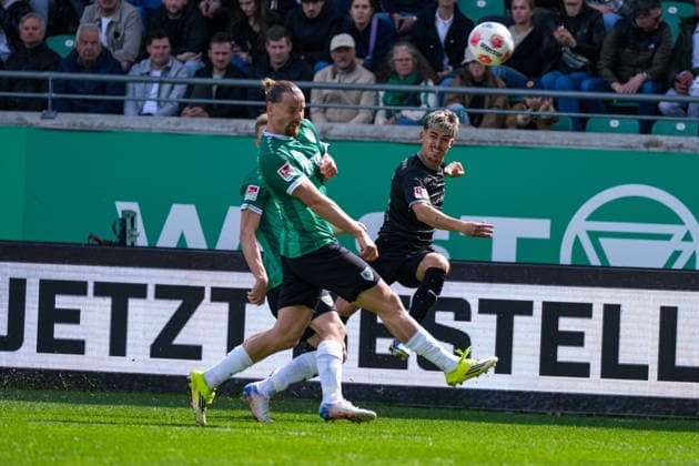 Deutschland: Fussball 2. Bundesliga, Saison 2025 26, 29. Spieltag, Preußen Münster vs SpVgg Greuther Fürth, 11.04.2026, LVM Preußenstadion (Münster, Nordrhein-Westfalen) Aaron Keller (SpVgg Greuther Fürth, 16) Jorrit Hendrix (Preußen Münster, 20)