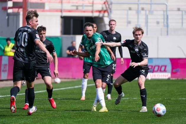 Deutschland: Fussball 2. Bundesliga, Saison 2025 26, 29. Spieltag, Preußen Münster vs SpVgg Greuther Fürth, 11.04.2026, LVM Preußenstadion (Münster, Nordrhein-Westfalen) Yassine Bouchama (Preußen Münster, 5) Marco John (SpVgg Greuther Fürth, 24) Felix Klaus (SpVgg Greuther Fürth, 30)