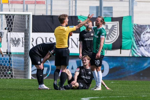 Deutschland: Fussball 2. Bundesliga, Saison 2025 26, 29. Spieltag, Preußen Münster vs SpVgg Greuther Fürth, 11.04.2026, LVM Preußenstadion (Münster, Nordrhein-Westfalen) Verletzungsunterbrechung Marco John (SpVgg Greuther Fürth, 24)