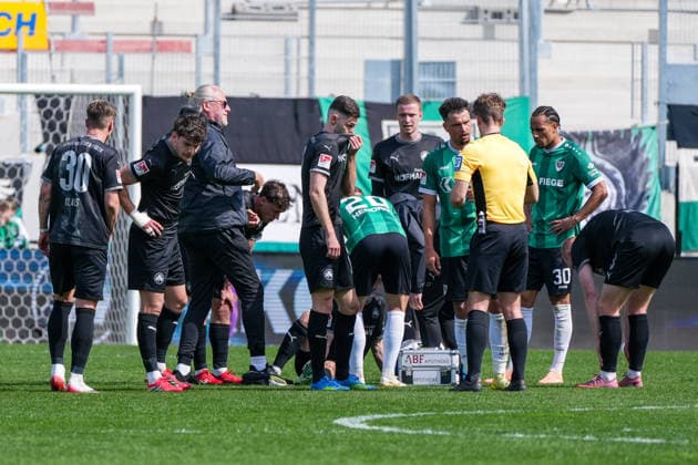 Deutschland: Fussball 2. Bundesliga, Saison 2025 26, 29. Spieltag, Preußen Münster vs SpVgg Greuther Fürth, 11.04.2026, LVM Preußenstadion (Münster, Nordrhein-Westfalen) Verletzungsunterbrechung Marco John (SpVgg Greuther Fürth, 24)