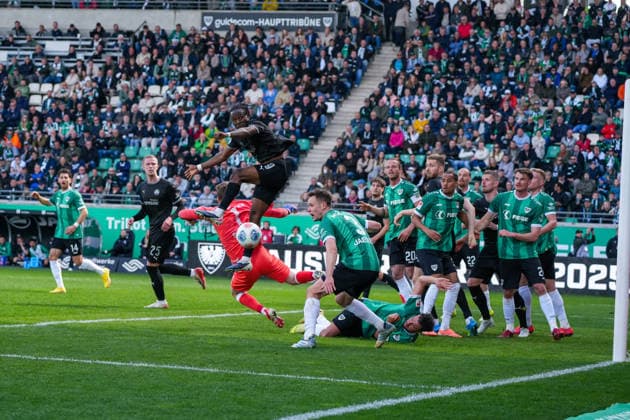 Deutschland: Fussball 2. Bundesliga, Saison 2025 26, 29. Spieltag, Preußen Münster vs SpVgg Greuther Fürth, 11.04.2026, LVM Preußenstadion (Münster, Nordrhein-Westfalen) Noel Futkeu (SpVgg Greuther Fürth, 9) Johannes Schenk (Preußen Münster, 1) Paul Jaeckel (Preußen Münster, 3)