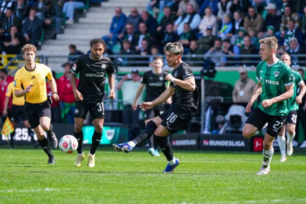 Deutschland: Fussball 2. Bundesliga, Saison 2025 26, 29. Spieltag, Preußen Münster vs SpVgg Greuther Fürth, 11.04.2026, LVM Preußenstadion (Münster, Nordrhein-Westfalen) Aaron Keller (SpVgg Greuther Fürth, 16) Jarno Wienefeld (Schiedsrichter) Julian Green (SpVgg Greuther Fürth, 37) Jano ter Horst (Preußen Münster, 27)