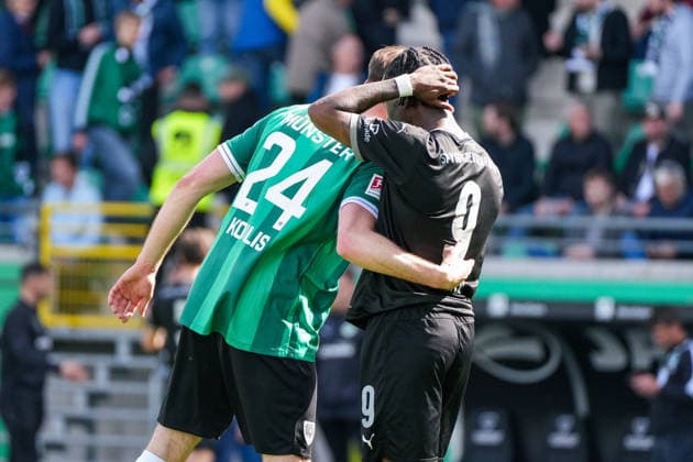 Deutschland: Fussball 2. Bundesliga, Saison 2025 26, 29. Spieltag, Preußen Münster vs SpVgg Greuther Fürth, 11.04.2026, LVM Preußenstadion (Münster, Nordrhein-Westfalen) Niko Koulis (Preußen Münster, 24) Noel Futkeu (SpVgg Greuther Fürth, 9)