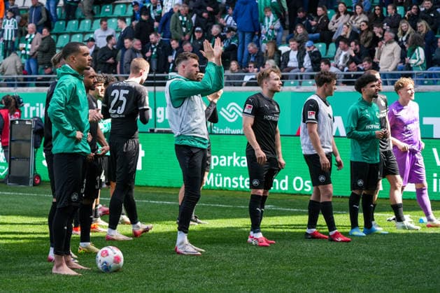 Deutschland: Fussball 2. Bundesliga, Saison 2025 26, 29. Spieltag, Preußen Münster vs SpVgg Greuther Fürth, 11.04.2026, LVM Preußenstadion (Münster, Nordrhein-Westfalen) Greuther Fürth nach Abpfiff bei den mitgereisten Auswärtsfans