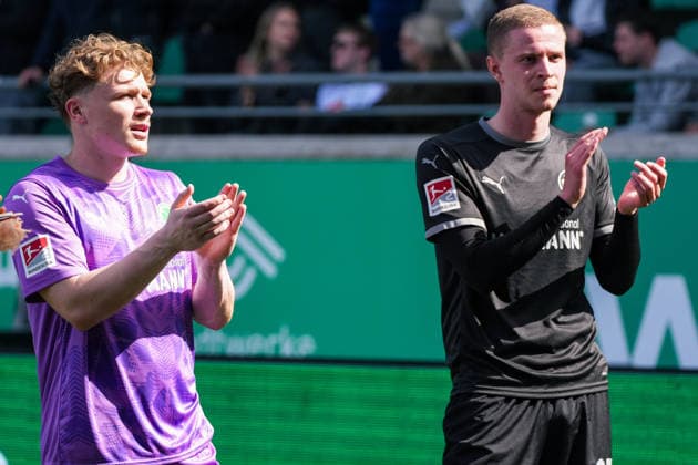 Deutschland: Fussball 2. Bundesliga, Saison 2025 26, 29. Spieltag, Preußen Münster vs SpVgg Greuther Fürth, 11.04.2026, LVM Preußenstadion (Münster, Nordrhein-Westfalen) Brynjar Ingi Bjarnason (SpVgg Greuther Fürth, 25) Silas Prüfrock (SpVgg Greuther Fürth, 43)