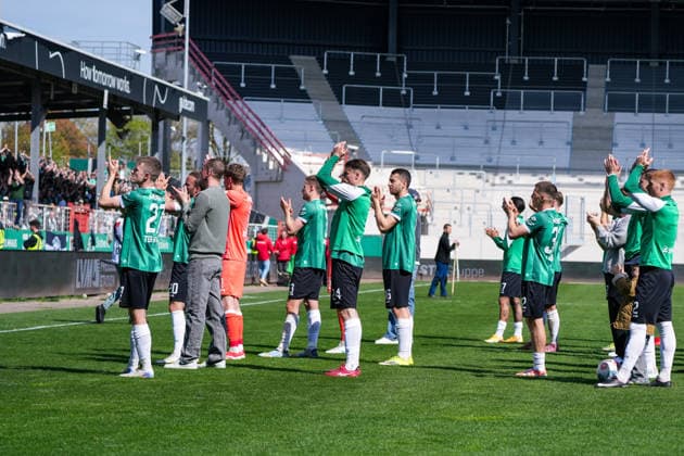 Deutschland: Fussball 2. Bundesliga, Saison 2025 26, 29. Spieltag, Preußen Münster vs SpVgg Greuther Fürth, 11.04.2026, LVM Preußenstadion (Münster, Nordrhein-Westfalen) Preußen Münster nach Abpfiff bei den Fans