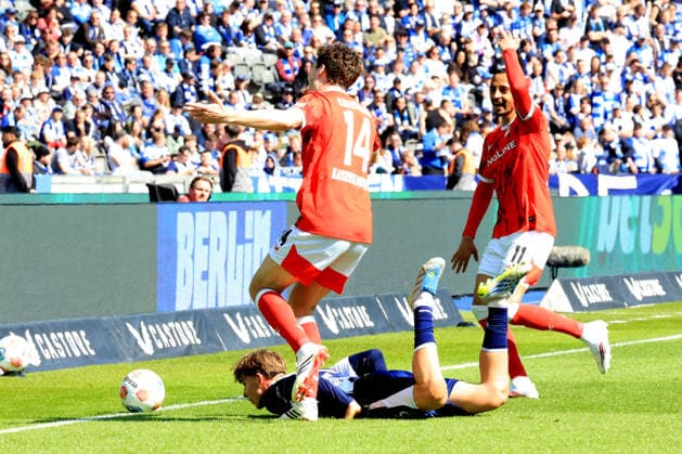 DEU, DFL, 2. FBL, Hertha BSC vs. 1.FC Kaiserslautern, 11.04.2026, Berliner Olympiastadion, Berlin, DEU, DFL, 2. FBL, Hertha BSC vs. 1.FC Kaiserslautern, im Bild Kennet Eichhorn (Hertha BSC Berlin 23), JACOB RASMUSSEN (1.FC Kaiserslautern 14), Kenny Prince Redondo (1.FC Kaiserslautern 11) DFL - regulations prohibit any use of Photographs as image sequences and or quasi-video