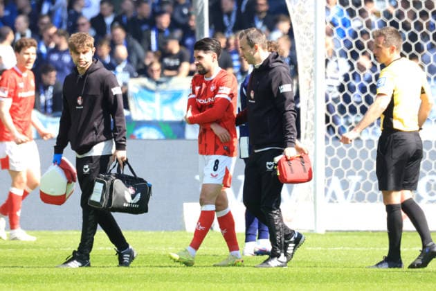 DEU, DFL, 2. FBL, Hertha BSC vs. 1.FC Kaiserslautern, 11.04.2026, Berliner Olympiastadion, Berlin, DEU, DFL, 2. FBL, Hertha BSC vs. 1.FC Kaiserslautern, im Bild SEMIH SAHIN (1.FC Kaiserslautern 8), verletzt DFL - regulations prohibit any use of Photographs as image sequences and or quasi-video