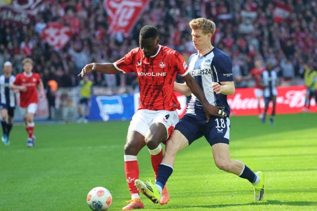 BERLIN, DEUTSCHLAND - APRIL 11: Maxwell Gyamfi (Kaiserslautern, 4) in the duel for the ball with Luca Schuler (Hertha, 18), during the match in the 2. German Bundesliga: Hertha BSC - 1. FC Kaiserslautern at Olympiastadion on matchday 29 on April 11, 2026 in Berlin, Deutschland. DFB regulations prohibit any use of photographs as image sequences and or quasi video. Berlin Deutschland Copyright: xO.Frankex