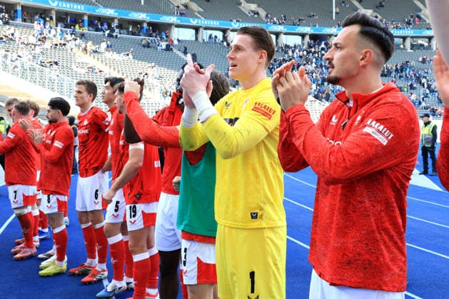 DEU, DFL, 2. FBL, Hertha BSC vs. 1.FC Kaiserslautern, 11.04.2026, Berliner Olympiastadion, Berlin, DEU, DFL, 2. FBL, Hertha BSC vs. 1.FC Kaiserslautern, im Bild Kaiserslautern-Spielerkreis, Julian Krahl (1.FC Kaiserslautern 1), MERGIM BERISHA (1.FC Kaiserslautern 20) DFL - regulations prohibit any use of Photographs as image sequences and or quasi-video