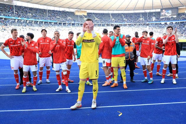 DEU, DFL, 2. FBL, Hertha BSC vs. 1.FC Kaiserslautern, 11.04.2026, Berliner Olympiastadion, Berlin, DEU, DFL, 2. FBL, Hertha BSC vs. 1.FC Kaiserslautern, im Bild Kaiserslautern-Spielerkreis, Julian Krahl (1.FC Kaiserslautern 1) DFL - regulations prohibit any use of Photographs as image sequences and or quasi-video