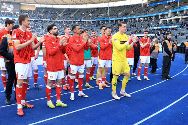 DEU, DFL, 2. FBL, Hertha BSC vs. 1.FC Kaiserslautern, 11.04.2026, Berliner Olympiastadion, Berlin, DEU, DFL, 2. FBL, Hertha BSC vs. 1.FC Kaiserslautern, im Bild Kaiserslautern-Spielerkreis, Julian Krahl (1.FC Kaiserslautern 1) DFL - regulations prohibit any use of Photographs as image sequences and or quasi-video