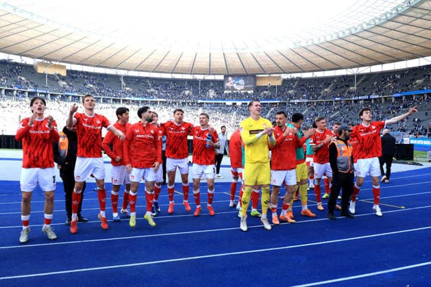 DEU, DFL, 2. FBL, Hertha BSC vs. 1.FC Kaiserslautern, 11.04.2026, Berliner Olympiastadion, Berlin, DEU, DFL, 2. FBL, Hertha BSC vs. 1.FC Kaiserslautern, im Bild Kaiserslautern-Spielerkreis, Julian Krahl (1.FC Kaiserslautern 1) DFL - regulations prohibit any use of Photographs as image sequences and or quasi-video