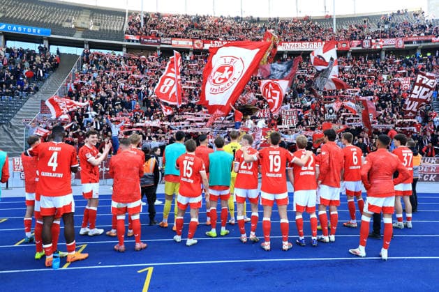 DEU, DFL, 2. FBL, Hertha BSC vs. 1.FC Kaiserslautern, 11.04.2026, Berliner Olympiastadion, Berlin, DEU, DFL, 2. FBL, Hertha BSC vs. 1.FC Kaiserslautern, im Bild Kaiserslautern-Spielerkreis, Kaiserslauterer-Fanblock DFL - regulations prohibit any use of Photographs as image sequences and or quasi-video