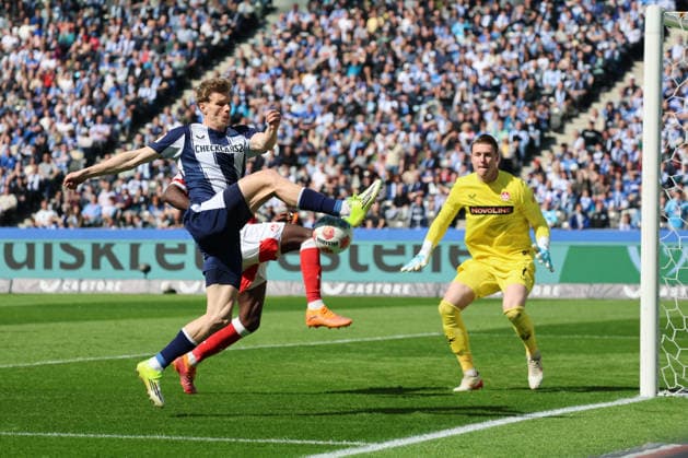 BERLIN, DEUTSCHLAND - APRIL 11: Luca Schuler (Hertha, 18) shoots at the goal against Torwart Goal Keeper Julian Krahl (Kaiserslautern, 1), during the match in the 2. German Bundesliga: Hertha BSC - 1. FC Kaiserslautern at Olympiastadion on matchday 29 on April 11, 2026 in Berlin, Deutschland. DFB regulations prohibit any use of photographs as image sequences and or quasi video. Berlin Deutschland Copyright: xO.Frankex
